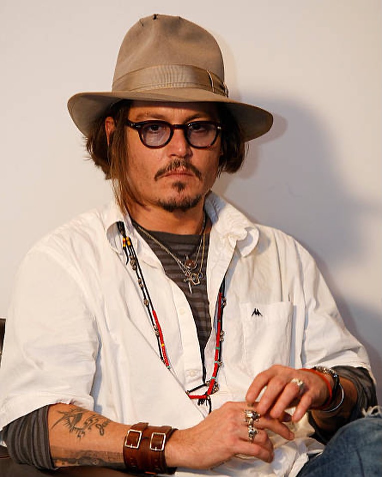 reemidepp@instagram on Pinno: Johnny Depp attends a press conference d...