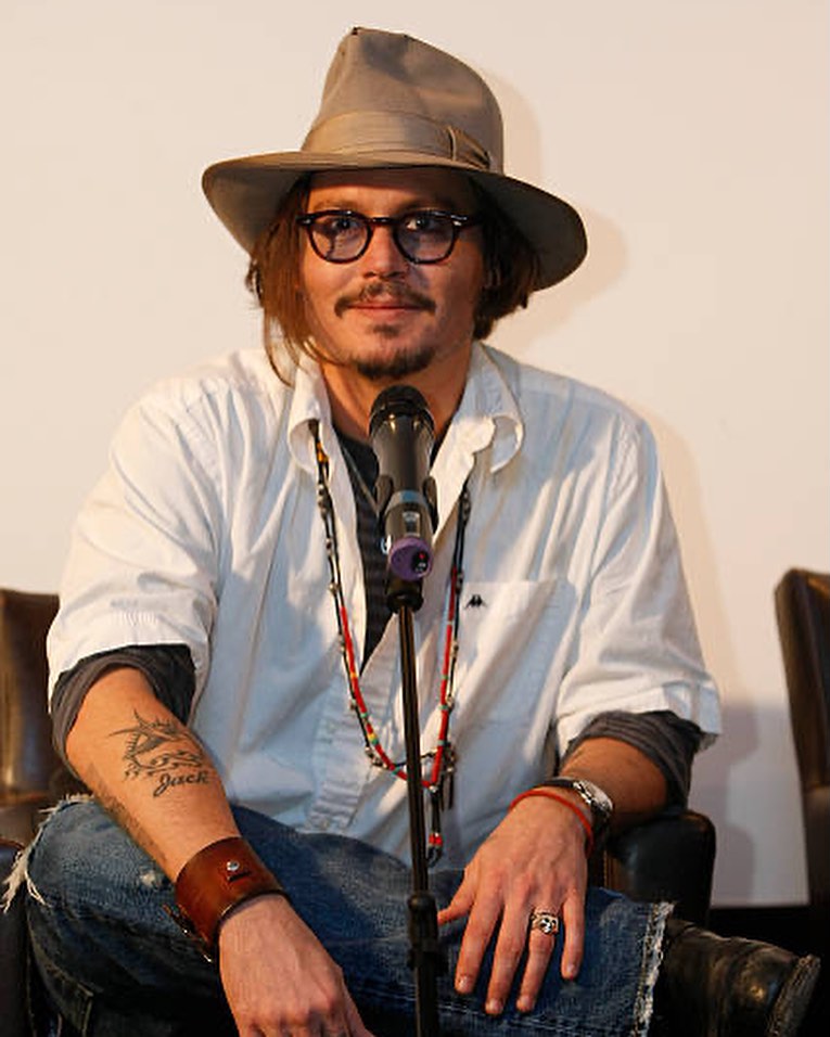 reemidepp@instagram on Pinno: Johnny Depp attends a press conference d...