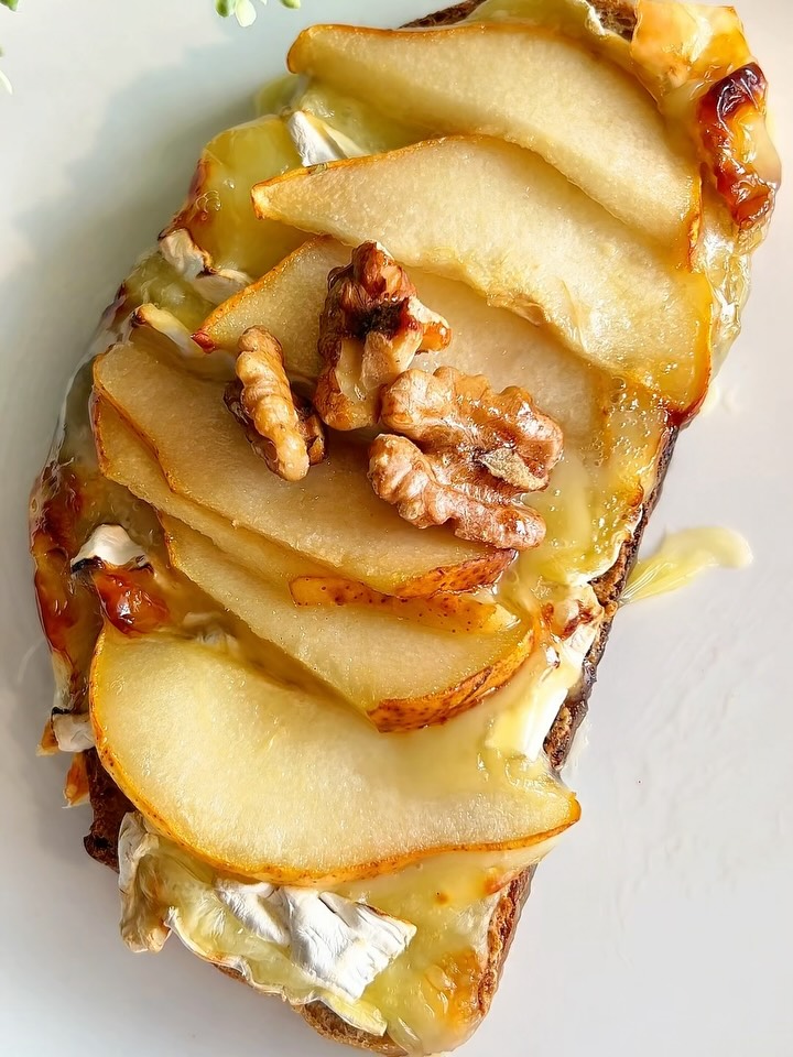 Video by eatinghealthytoday@instagram on Pinno: Baked Camembert & Honey ...